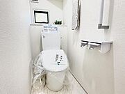 シャワー洗浄機能付のトイレは、清潔感が印象的な空間ですね。