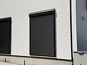 雨戸シャッター付きで、防災・防犯に心強いですね。