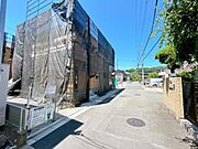 前面道路を含めた現地写真です。