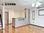 カウンターキッチン越しに会話も楽しめるダイニングキッチン。