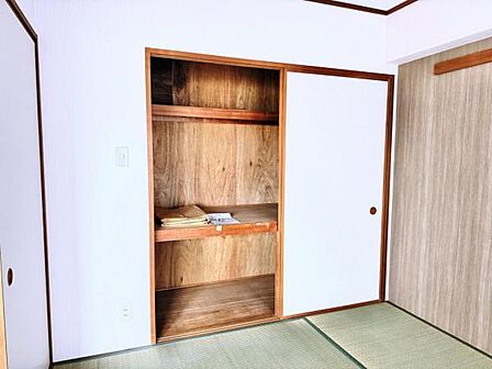 中の物を確認しやすく、取り出しやすい収納スペース。お部屋を広々とお使いいただけます。
