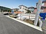 外観：前面道路を含めた現地写真です。