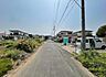 外観：前面道路を含めた現地写真です。