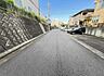 外観：前面道路を含めた現地写真です。