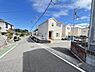 外観：前面道路を含めた現地写真です。