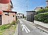 外観：前面道路を含めた現地写真です。