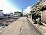 外観：前面道路を含めた現地写真です。