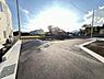 外観：前面道路を含めた現地写真です。