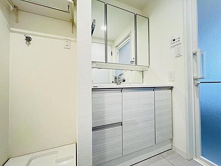洗面化粧台です。朝の身支度から1日が始まります。