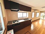 お食事中もキッチンと会話が楽しめるダイニングスペース。