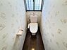 トイレ：シャワー洗浄機能付のトイレは、清潔感が印象的な空間ですね。