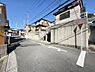 外観：前面道路を含めた現地写真です。