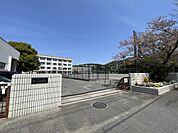 横須賀市立武山中学校まで約1300m（徒歩17分）