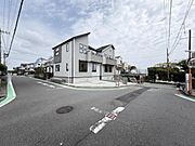 前面道路を含めた現地写真です。角地で開放感がございますね。