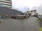 前面道路を含めた現地写真です。