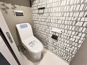 シャワー洗浄機能付のトイレは、清潔感が印象的な空間ですね。