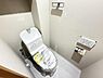 トイレ：シャワー洗浄機能付のトイレは、清潔感が印象的な空間ですね。