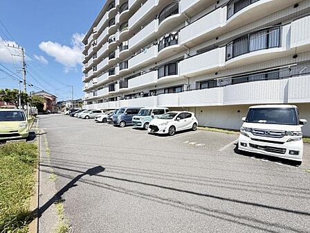 敷地内の平置き駐車場です。