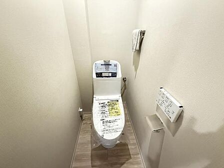 シャワー洗浄機能付のトイレは、清潔感が印象的な空間ですね。
