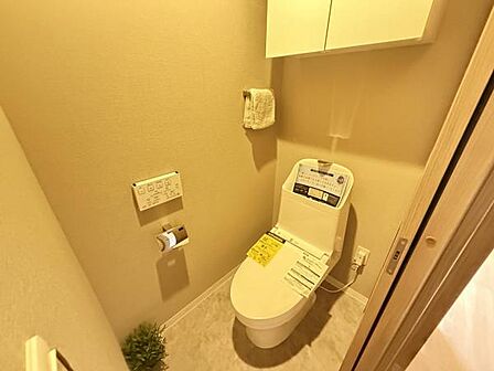 シャワー洗浄機能付のトイレは、清潔感が印象的な空間ですね。