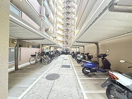 屋根付きの駐輪場は嬉しいですね。