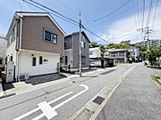 前面道路を含めた現地写真です。