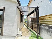 お庭には屋根付きのドライスペースがございます。