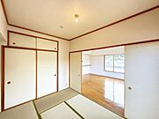 いつでもお部屋をスッキリお使い頂ける収納スペースを設置。