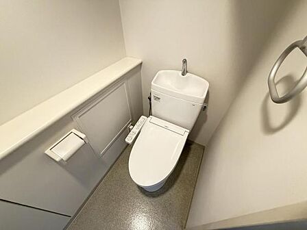 シャワー洗浄機能付のトイレは、清潔感が印象的な空間ですね。