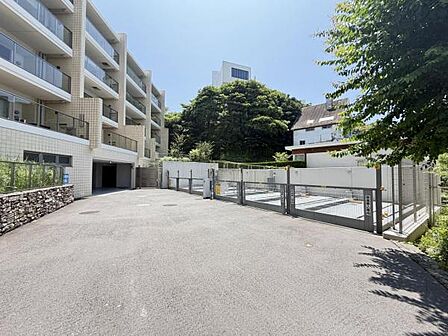 駐車場ももちろん完備しておりますのでお車所有の方にも心強いです。