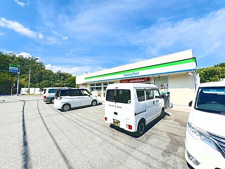 ファミリーマート 横浜釜利谷南店まで約3920m(徒歩49分)