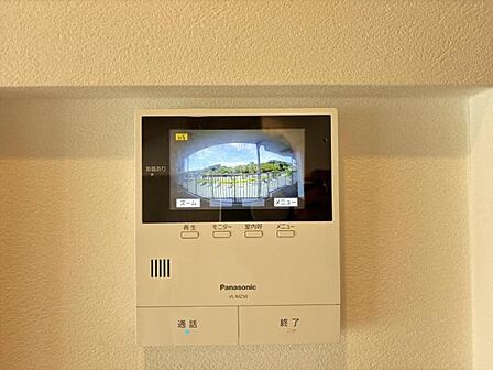 訪問者を確認できるTVモニター付きインターフォンです。
