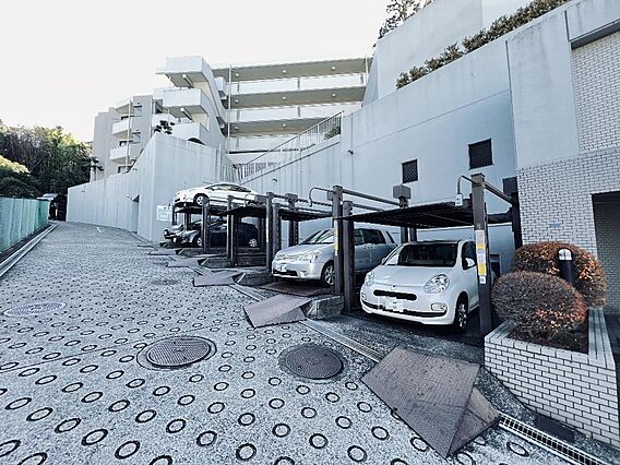 敷地内駐車場で...