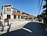 外観：前面道路を含めた現地写真です。