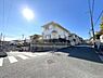 外観：前面道路を含めた現地写真です。