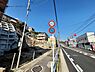 外観：前面道路は歩道があり、小さなお子様がいらっしゃるご家族にも心強い立地です。