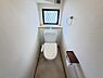 トイレ：シャワー洗浄機能付のトイレは、清潔感が印象的な空間ですね。