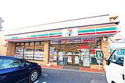近くにコンビニがあり、ちょっとしたお買い物がしたい時に便利です。
