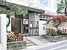 周辺：通学路は穏やかな住宅街の中の道なので、お子さんの通学も安心。