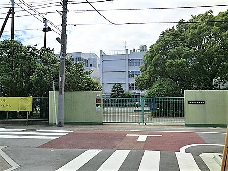 通学路は穏やかな住宅街の中の道なので、お子さんの通学も安心。