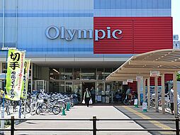 野菜の種類も多く、魚や肉も充実しています。総菜コーナーも陳列が工夫されており買い物しやすいです。