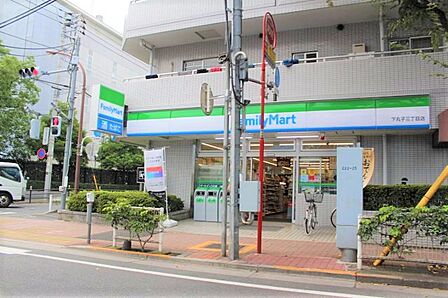 近くにコンビニがあり、ちょっとしたお買い物がしたい時に便利です。