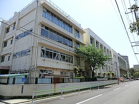 通学路は穏やかな住宅街の中の道なので、お子さんの通学も安心。