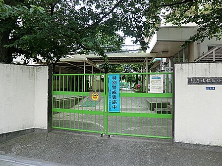 通学路は穏やかな住宅街の中の道なので、お子さんの通学も安心。