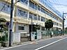 周辺：通学路は穏やかな住宅街の中の道なので、お子さんの通学も安心。