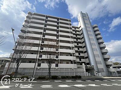 外観：大規模マンションは、堅牢で重厚な外観が特徴です。鉄筋コンクリート造の高層建築が多く、耐久性に優れています。共用部分のリフォームやメンテナンスがしっかりと行われており、資産価値の向上が期待できます。