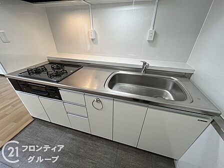 収納が充実しており、キッチン用品をすっきりと整理できる便利な空間です