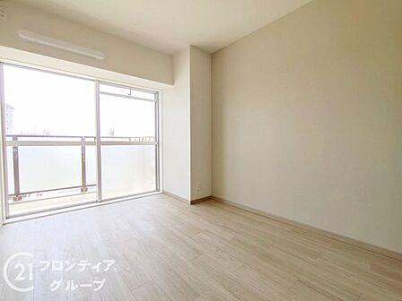木目調のフローリング材を使用しており、ナチュラルな見た目のため暖かく落ち着いた雰囲気のお部屋となっております