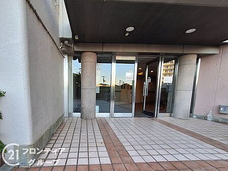 マンションのエントランスは、住まう方々を迎える洗練された空間です。日常の出入りを快適にするための工夫がされています。