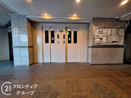 エレベーターホールは、住民の皆様が快適に移動できるよう設計されています。広々としたスペースは、混雑時でもスムーズな乗降を可能にします。